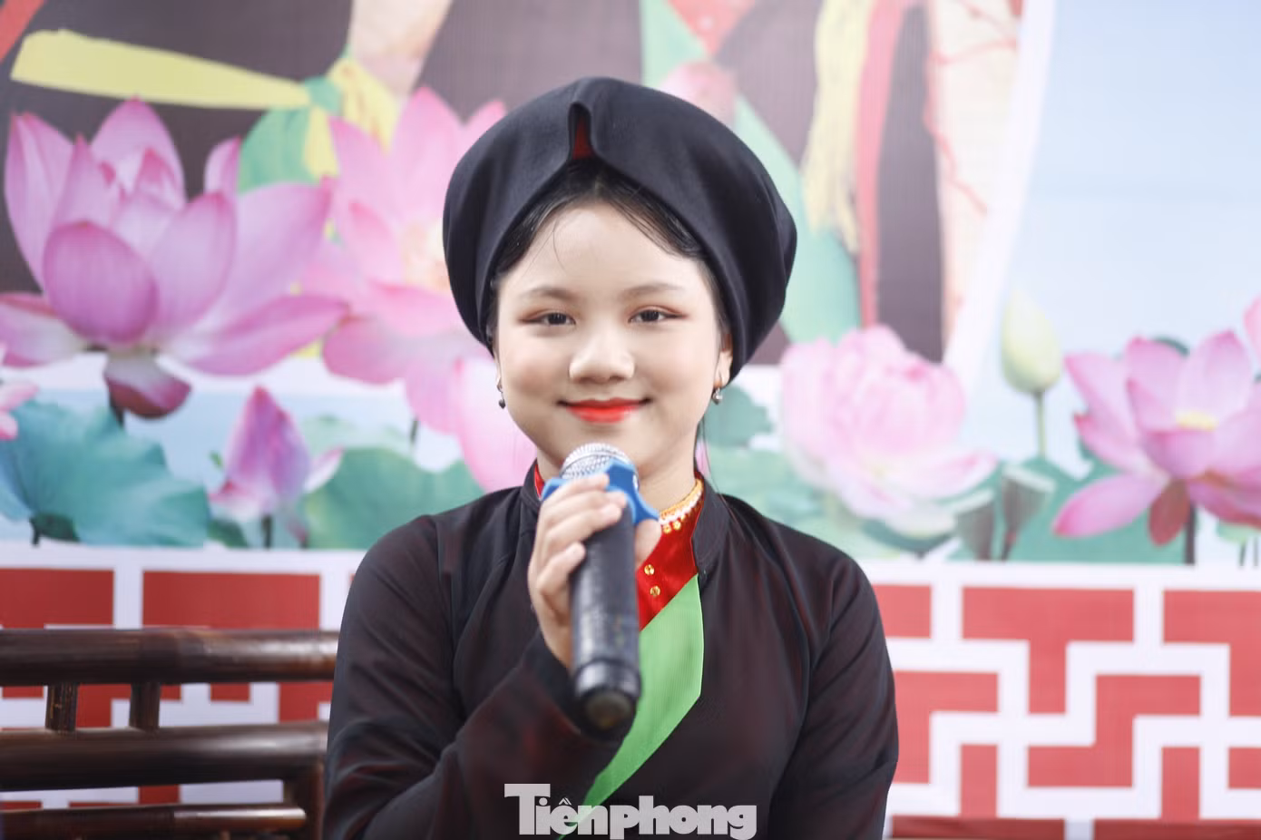 Chị hai "nhí" của lán quan họ xã Hoàn Sơn tại hội Lim. Chị hai "nhí" của lán quan họ xã Hoàn Sơn tại hội Lim.