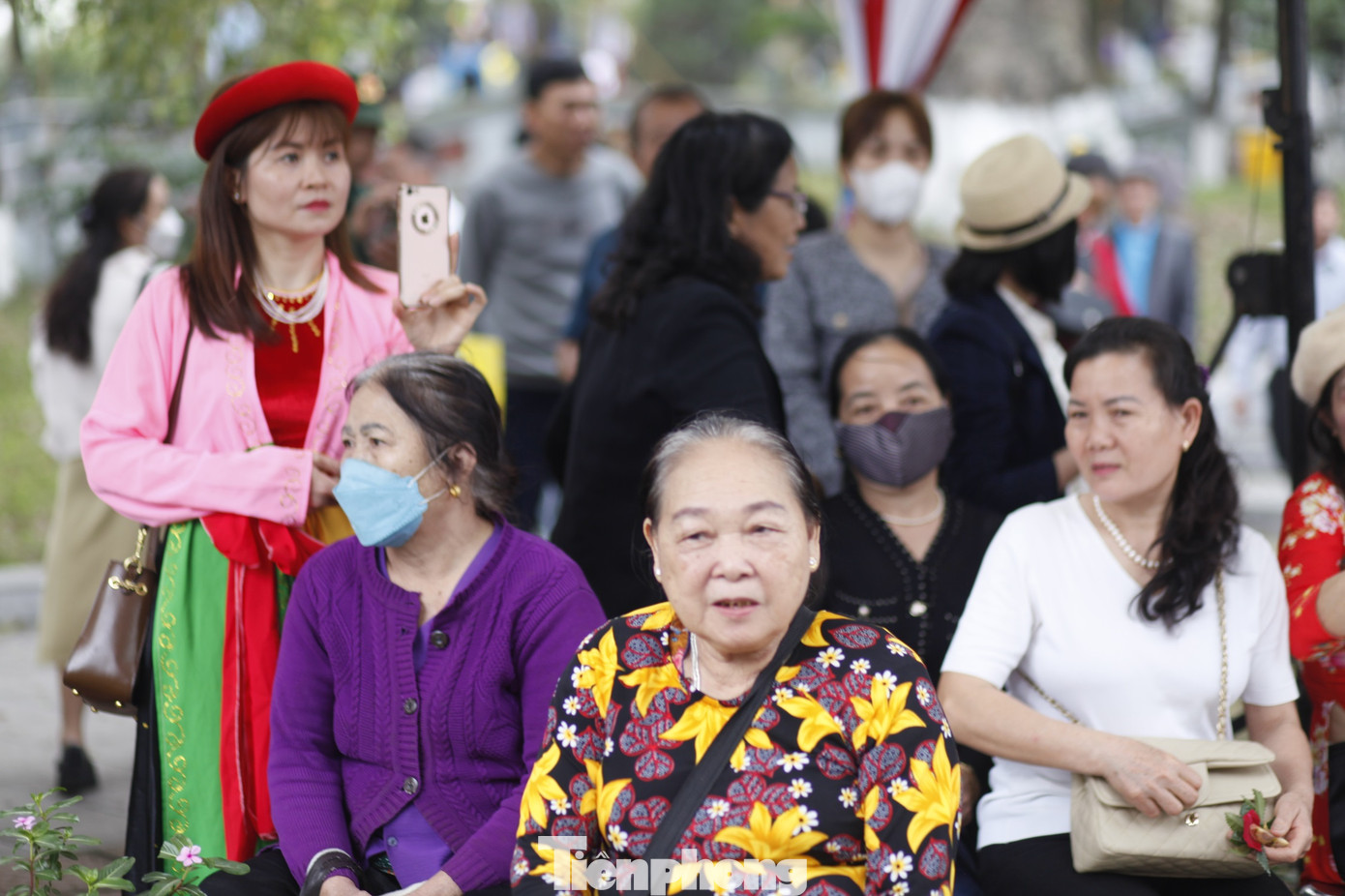 Người dân hào hứng đến nghe hát quan họ tại hội Lim. Ảnh: Nguyễn Thắng.