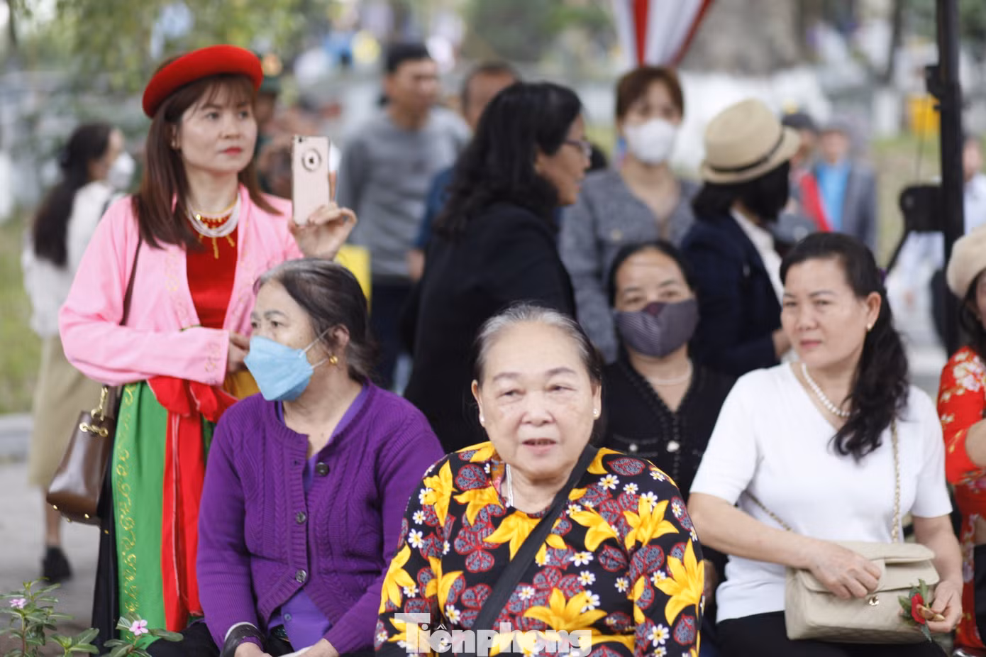 Người dân hào hứng đến nghe hát quan họ tại hội Lim. Ảnh: Nguyễn Thắng.