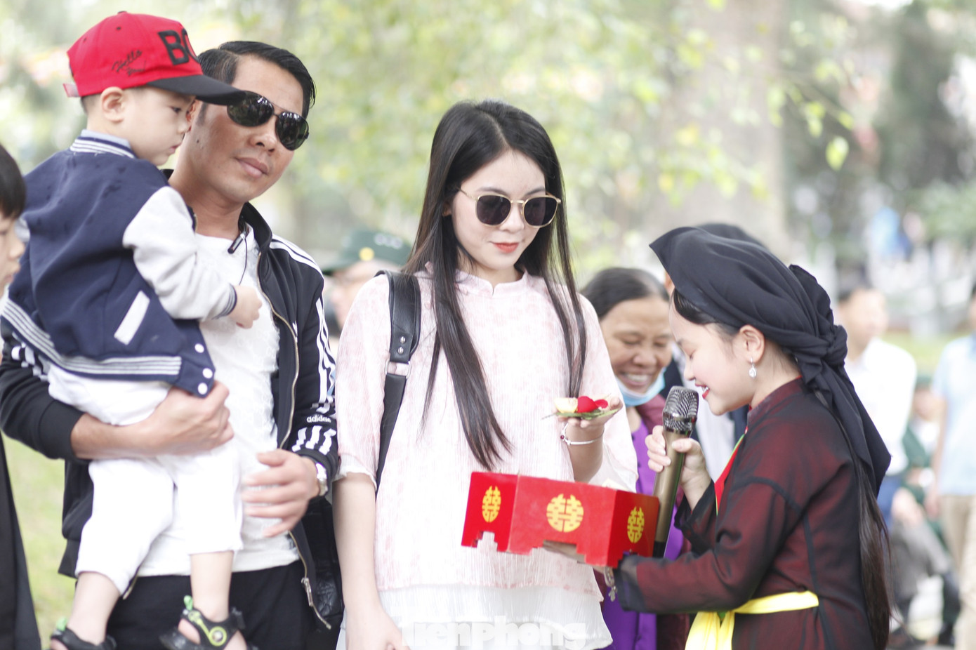 Chị hai quan họ mời trầu du khách đến hội Lim. Ảnh: Nguyễn Thắng.