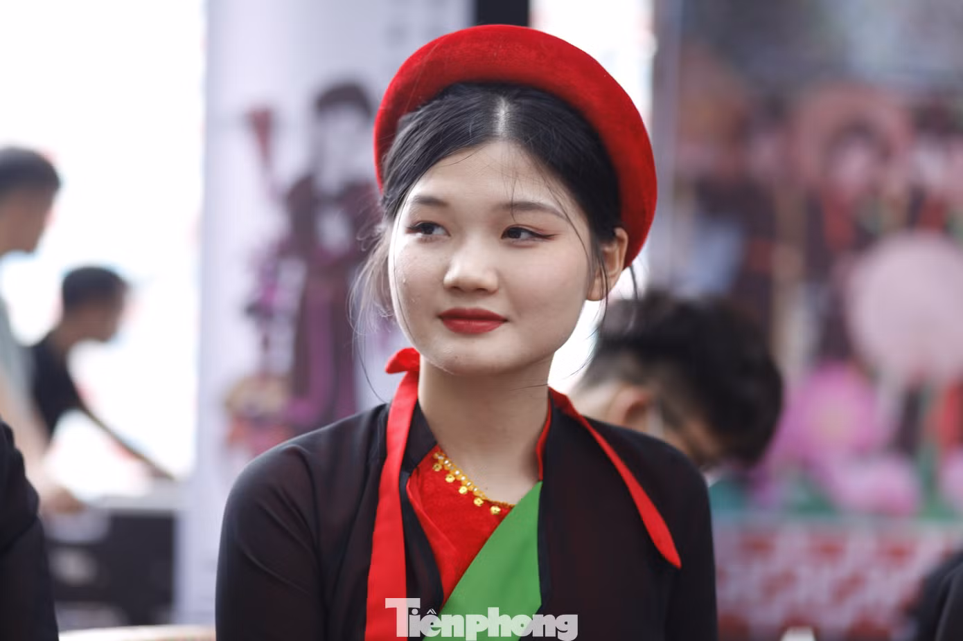 Nhiều chị hai quan họ ở hội Lim không chỉ xinh đẹp mà còn hát hay. Nhiều chị hai quan họ ở hội Lim không chỉ xinh đẹp mà còn hát hay.