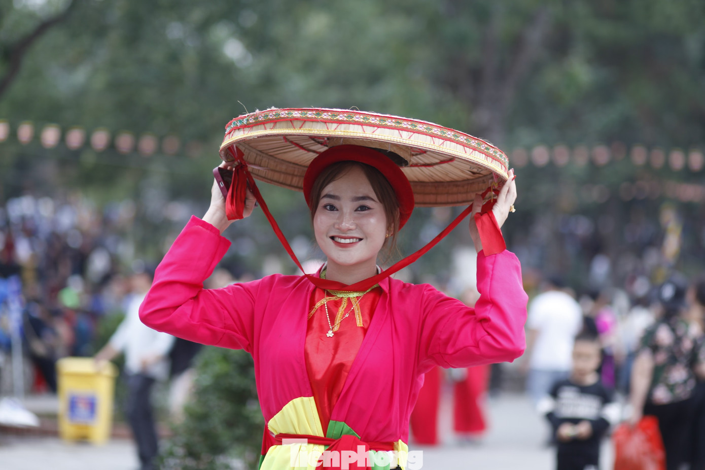 Một chị hai quan họ ở huyện Đông Triều, tỉnh Quảng Ninh về trẩy hội Lim. Ảnh: Nguyễn Thắng