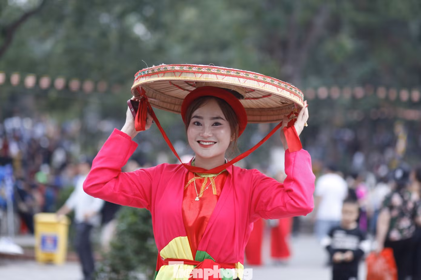Một chị hai quan họ ở huyện Đông Triều, tỉnh Quảng Ninh về trẩy hội Lim. Ảnh: Nguyễn Thắng Một chị hai quan họ ở huyện Đông Triều, tỉnh Quảng Ninh về trẩy hội Lim. Ảnh: Nguyễn Thắng