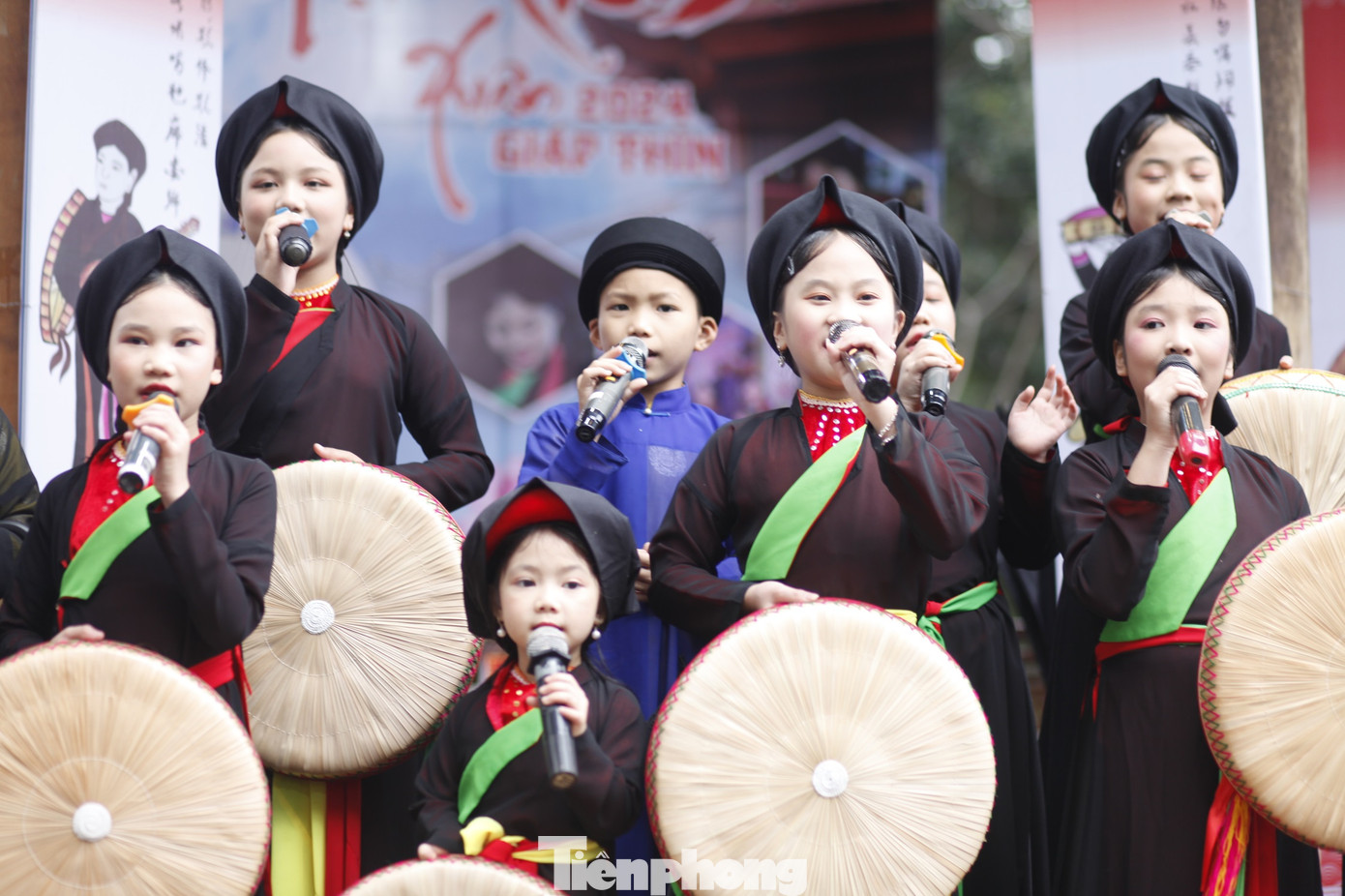 Chị hai, anh hai quan họ "nhí" hát quan họ tại hội Lim thu hút nhiều người xem. Năm nay, hội Lim có 12 lán quan họ. Ảnh: Nguyễn Thắng.