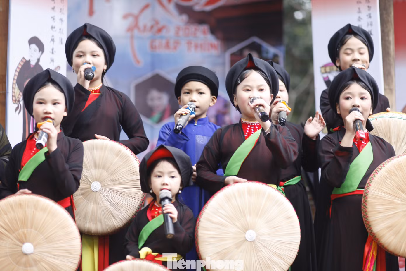 Chị hai, anh hai quan họ "nhí" hát quan họ tại hội Lim thu hút nhiều người xem. Năm nay, hội Lim có 12 lán quan họ. Ảnh: Nguyễn Thắng.