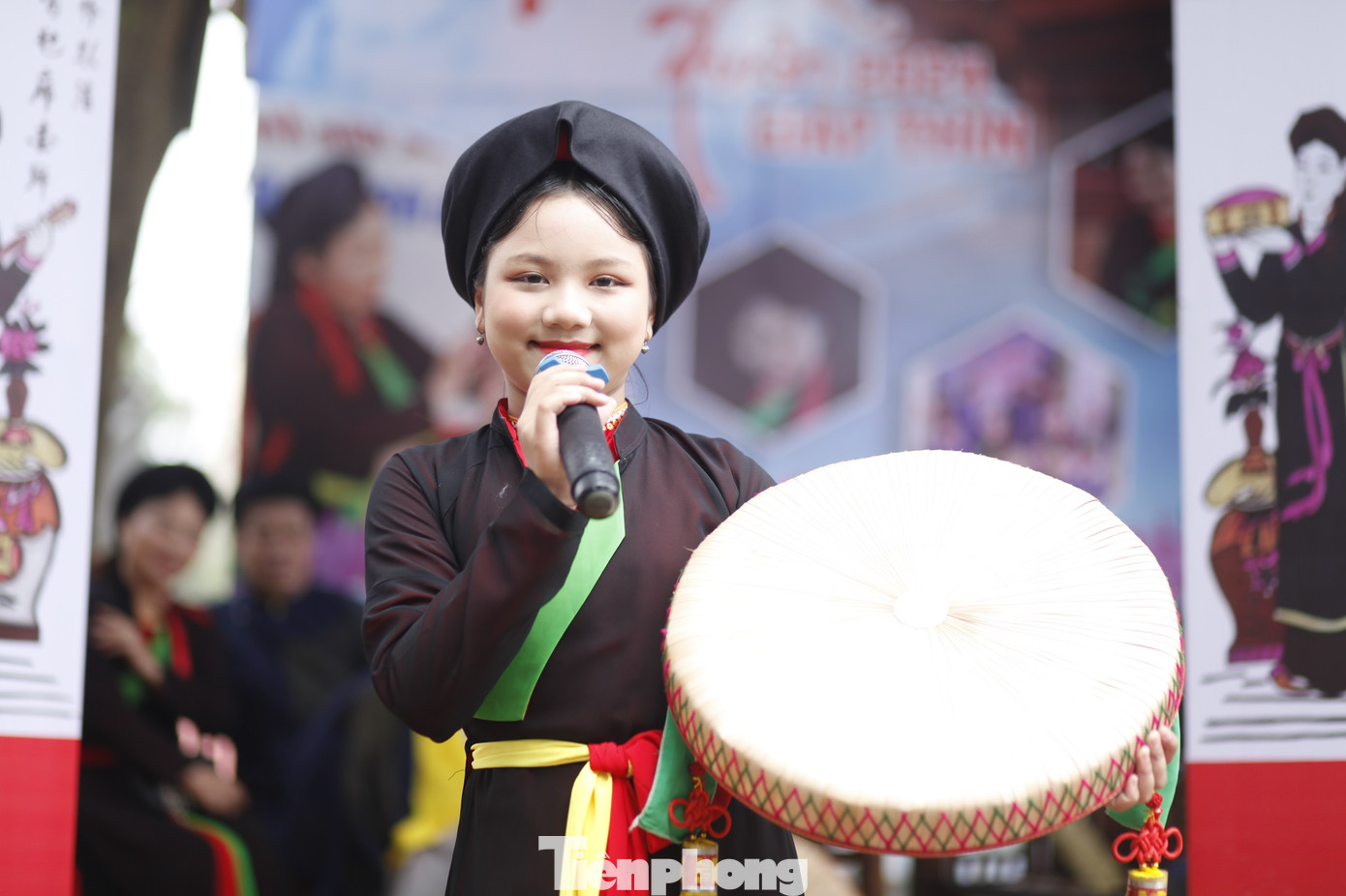 Một chị hai "nhí" biểu diễn quan họ tại hội Lim. Ảnh: Nguyễn Thắng.