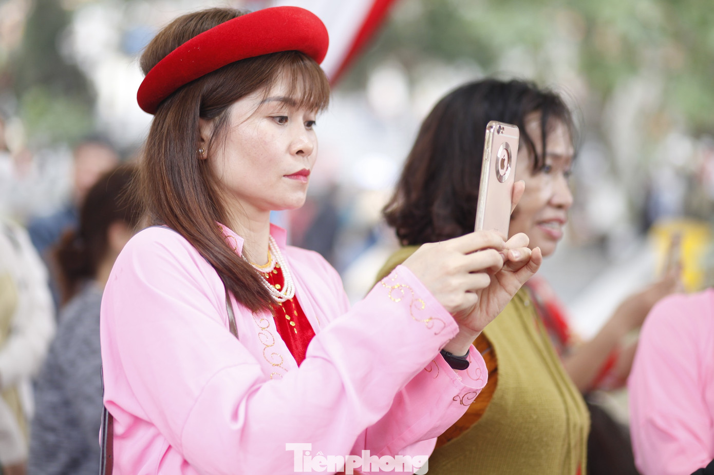 Một du khách phát trực tiếp tiết mục hát quan họ tại hội Lim. Ảnh: Nguyễn Thắng.