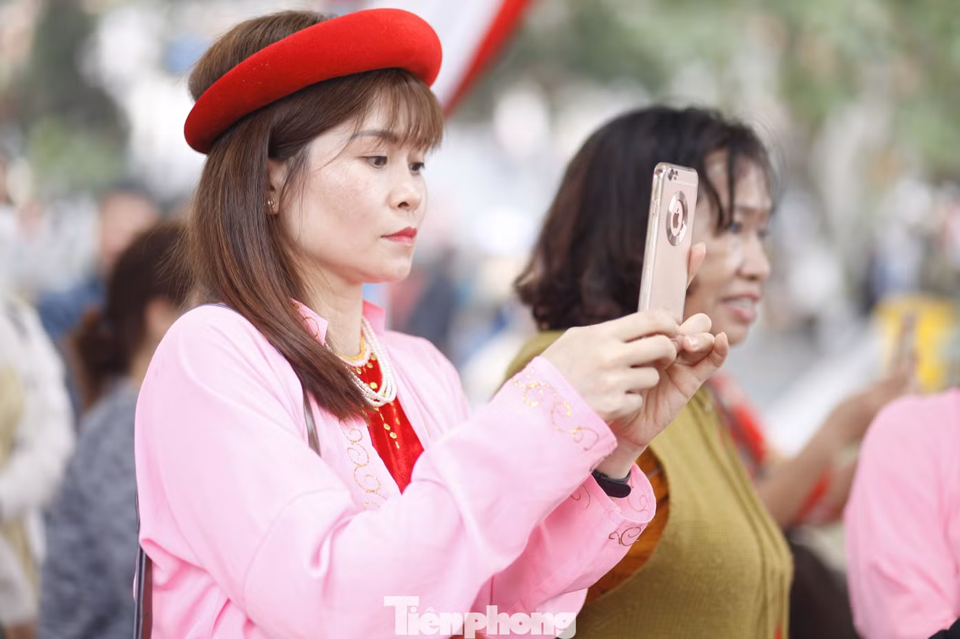 Một du khách phát trực tiếp tiết mục hát quan họ tại hội Lim. Ảnh: Nguyễn Thắng.