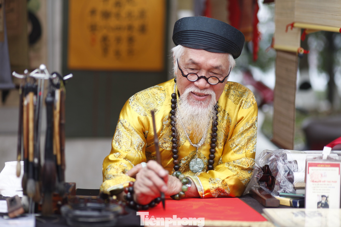 Một ông đồ tại hội Lim. Ảnh: Nguyễn Thắng.