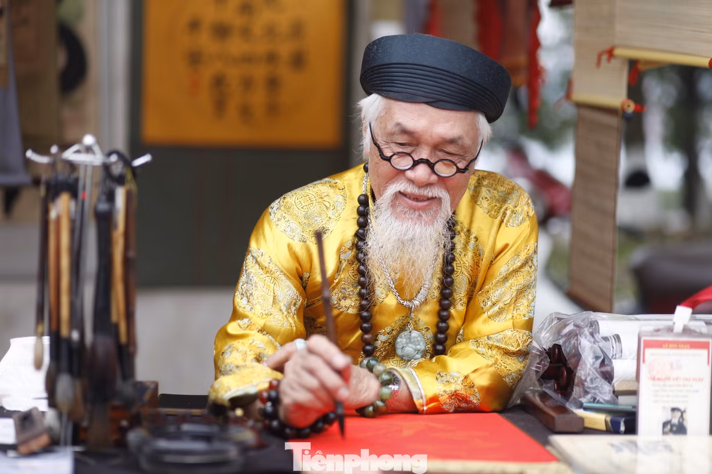 Một ông đồ tại hội Lim. Ảnh: Nguyễn Thắng.