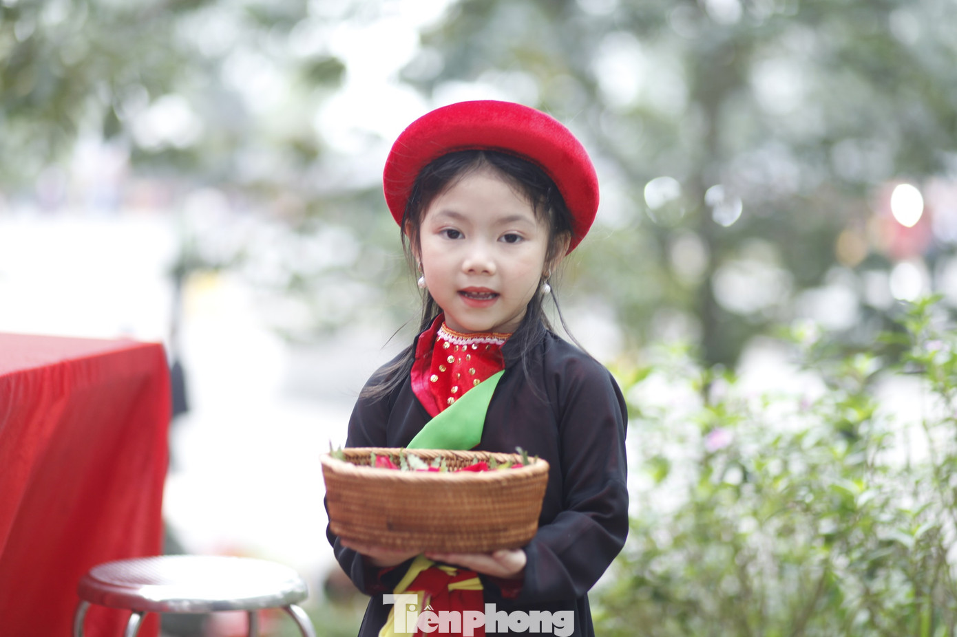 Chị hai quan họ "nhí" ở hội Lim mời trầu du khách. Ảnh: Nguyễn Thắng