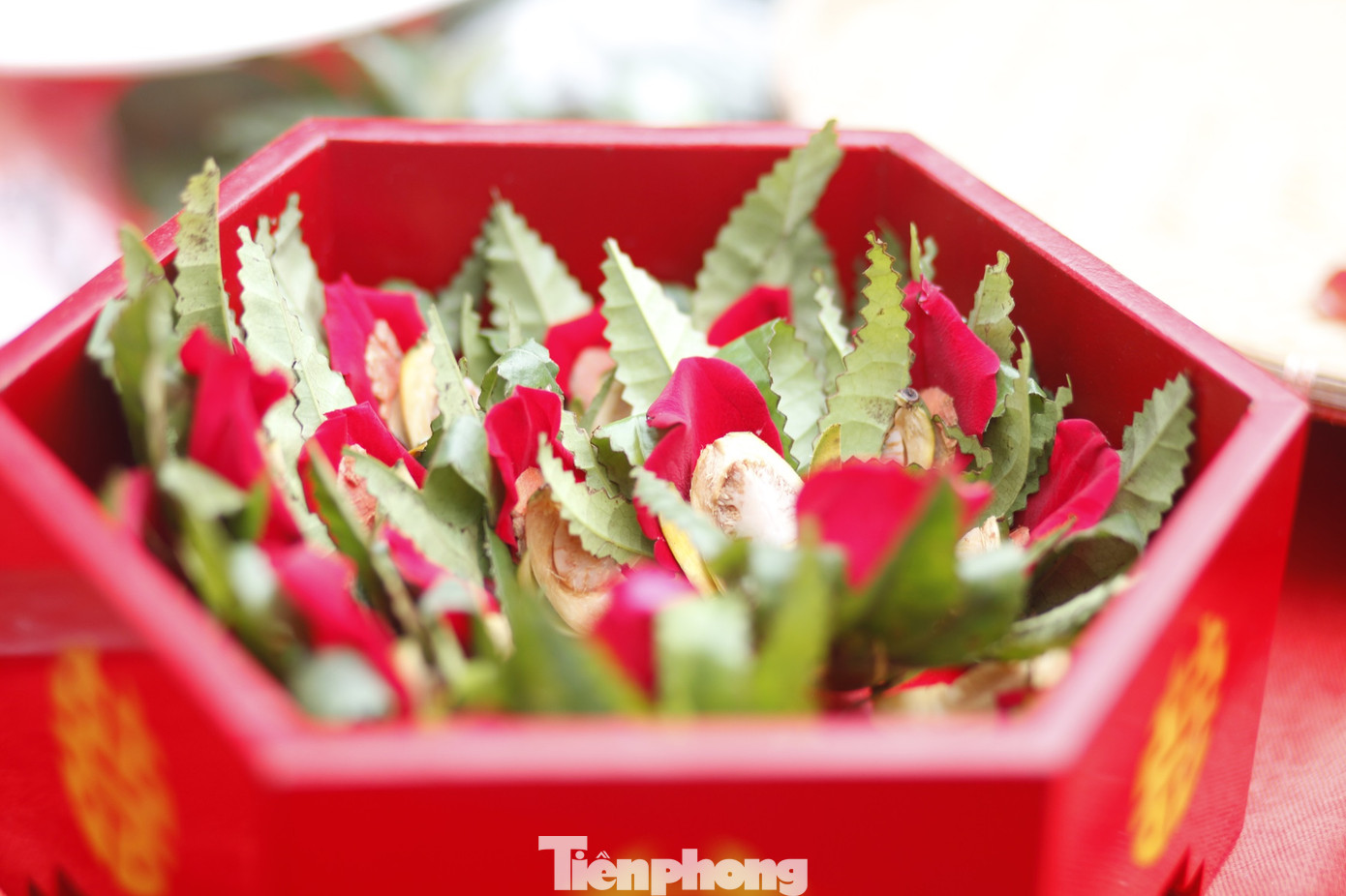 Trầu têm cánh phượng tặng du khách tại hội Lim. Ảnh: Nguyễn Thắng.