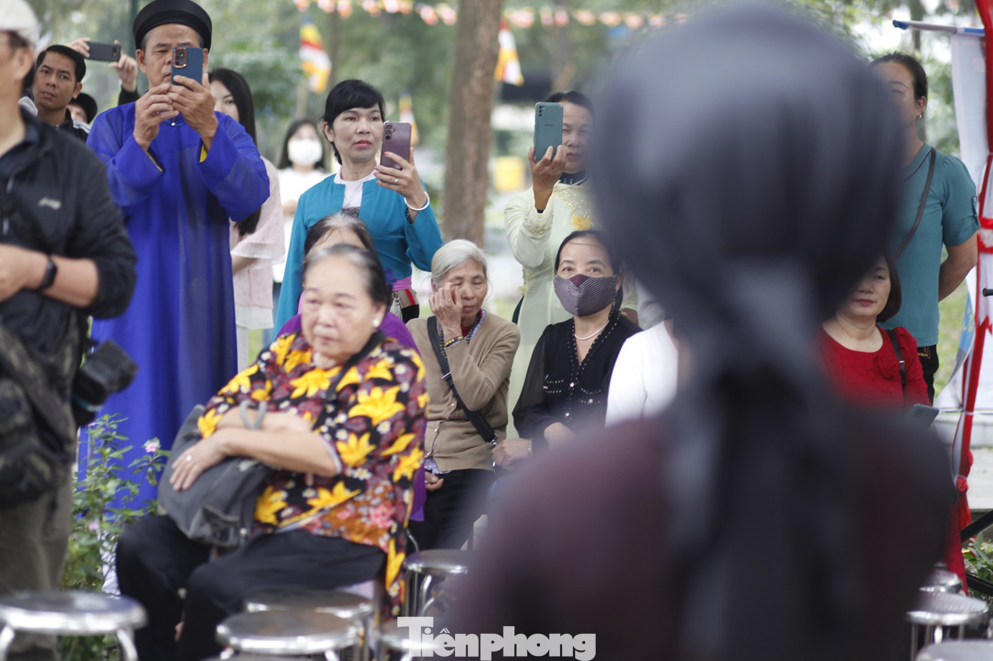 Nhiều du khách thích thú nghe hát quan họ. Ảnh: Nguyễn Thắng.