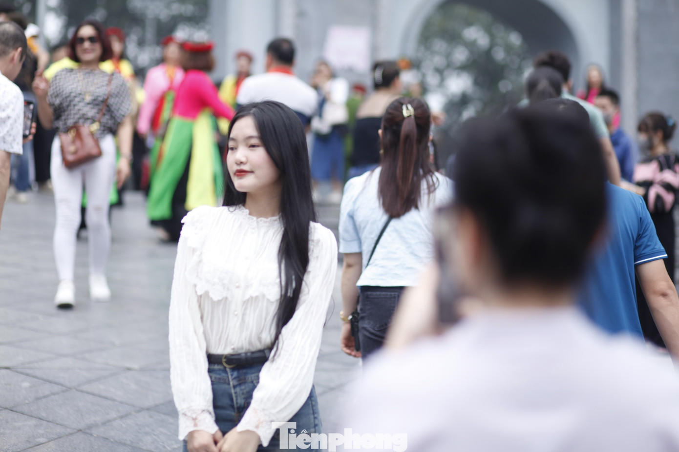 Du khách thích thú chụp ảnh lưu niệm tại hội Lim. Ảnh: Nguyễn Thắng