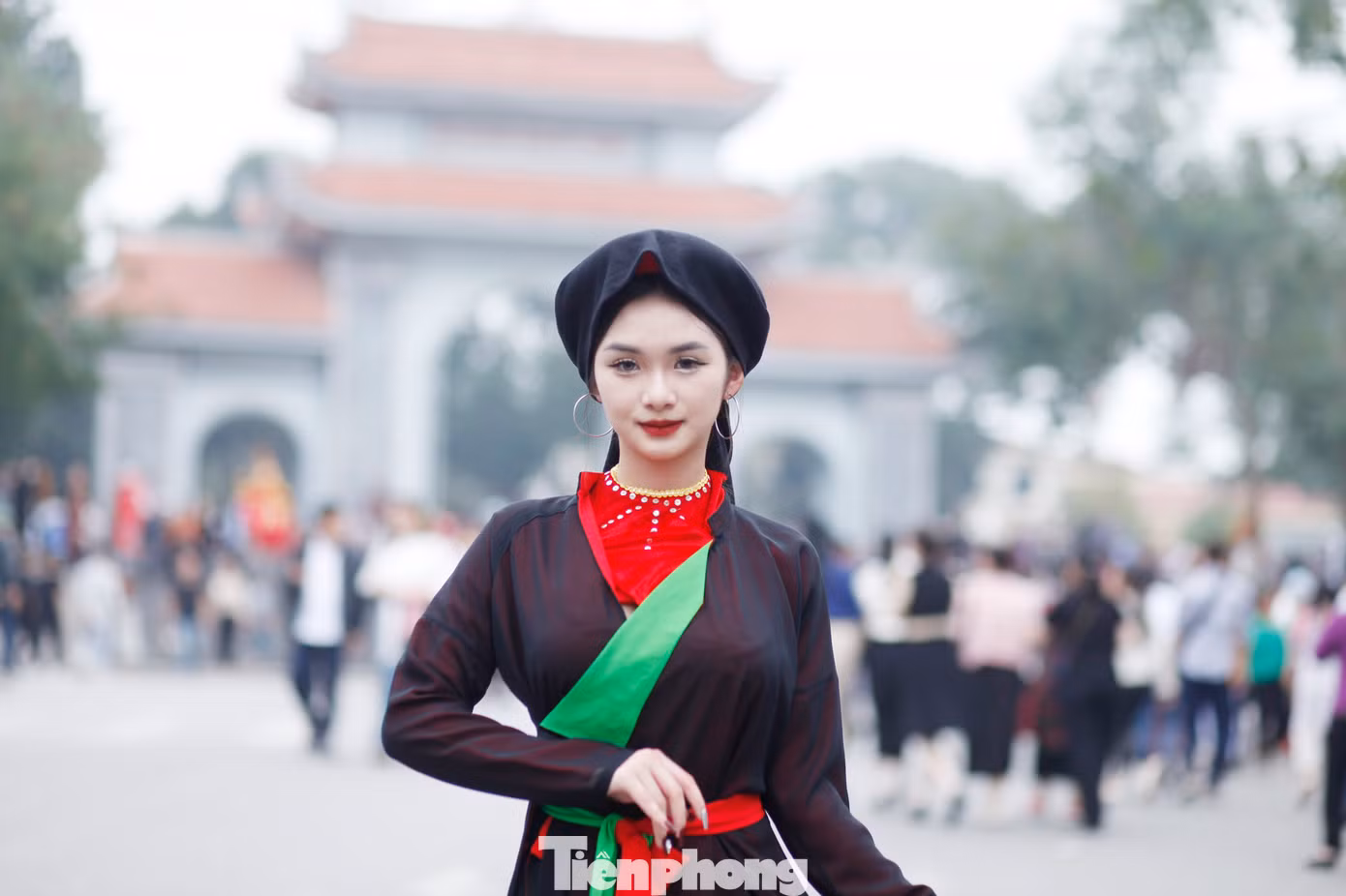 Nhan sắc của chị hai quan họ tại hội Lim khiến nhiều du khách thập phương chú ý. Ảnh: Nguyễn Thắng Nhan sắc của chị hai quan họ tại hội Lim khiến nhiều du khách thập phương chú ý. Ảnh: Nguyễn Thắng
