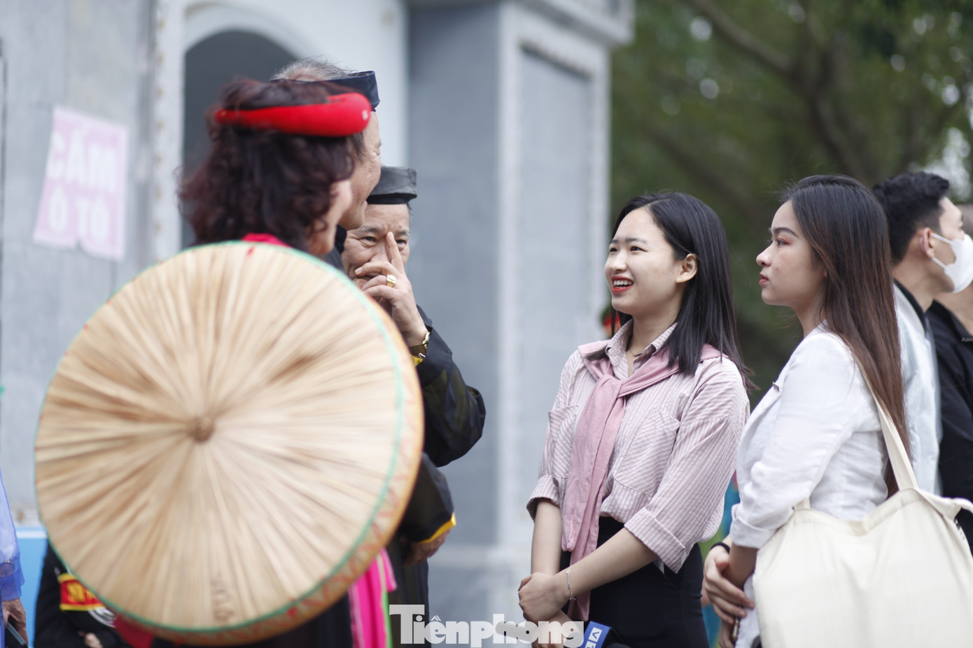 Du khách trò chuyện với liền anh, liền chị tại hội Lim. Ảnh: Nguyễn Thắng.