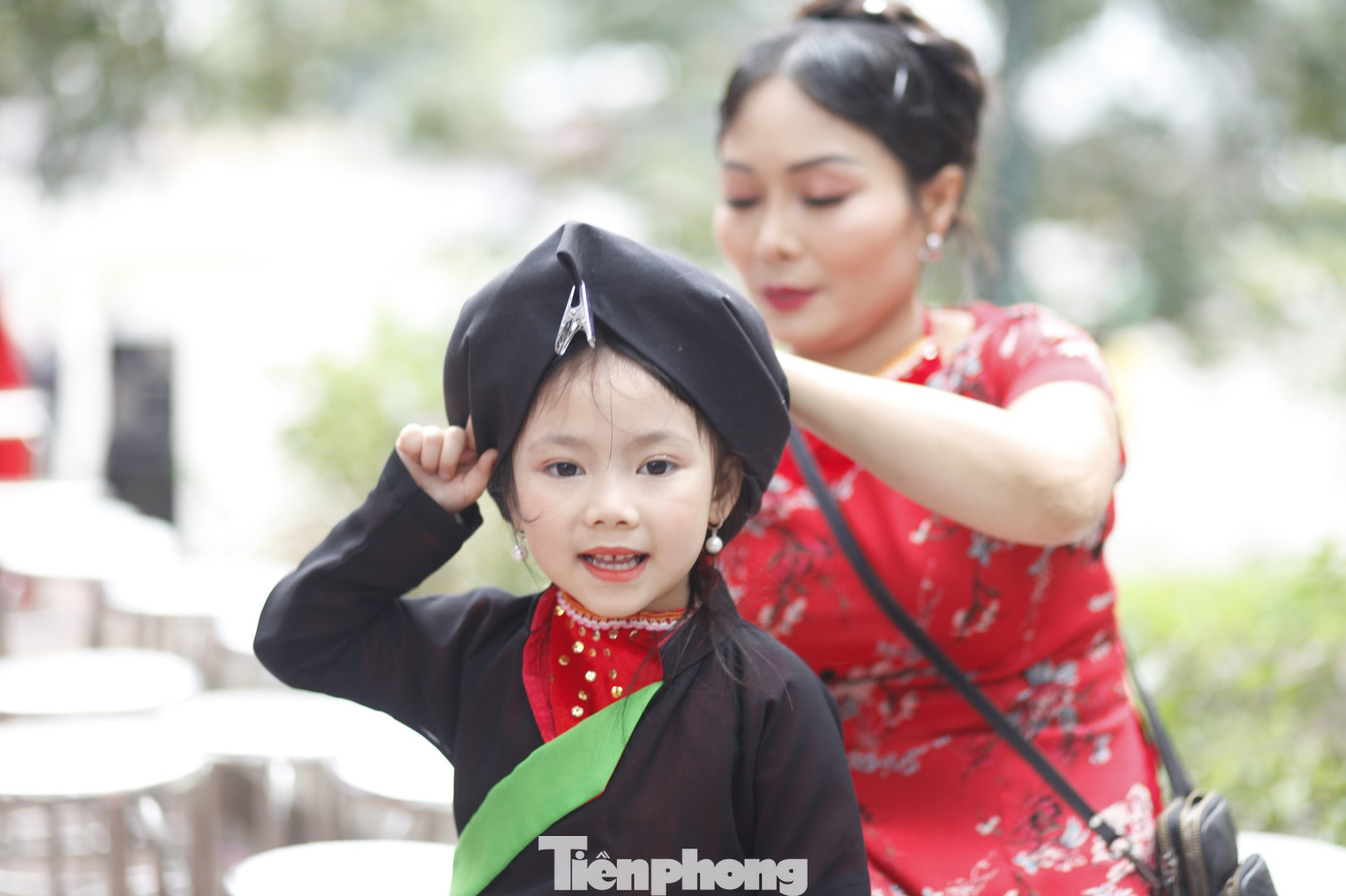 Một liền chị quan họ "nhí" chuẩn bị trang phục tại hội Lim. Ảnh: Nguyễn Thắng.