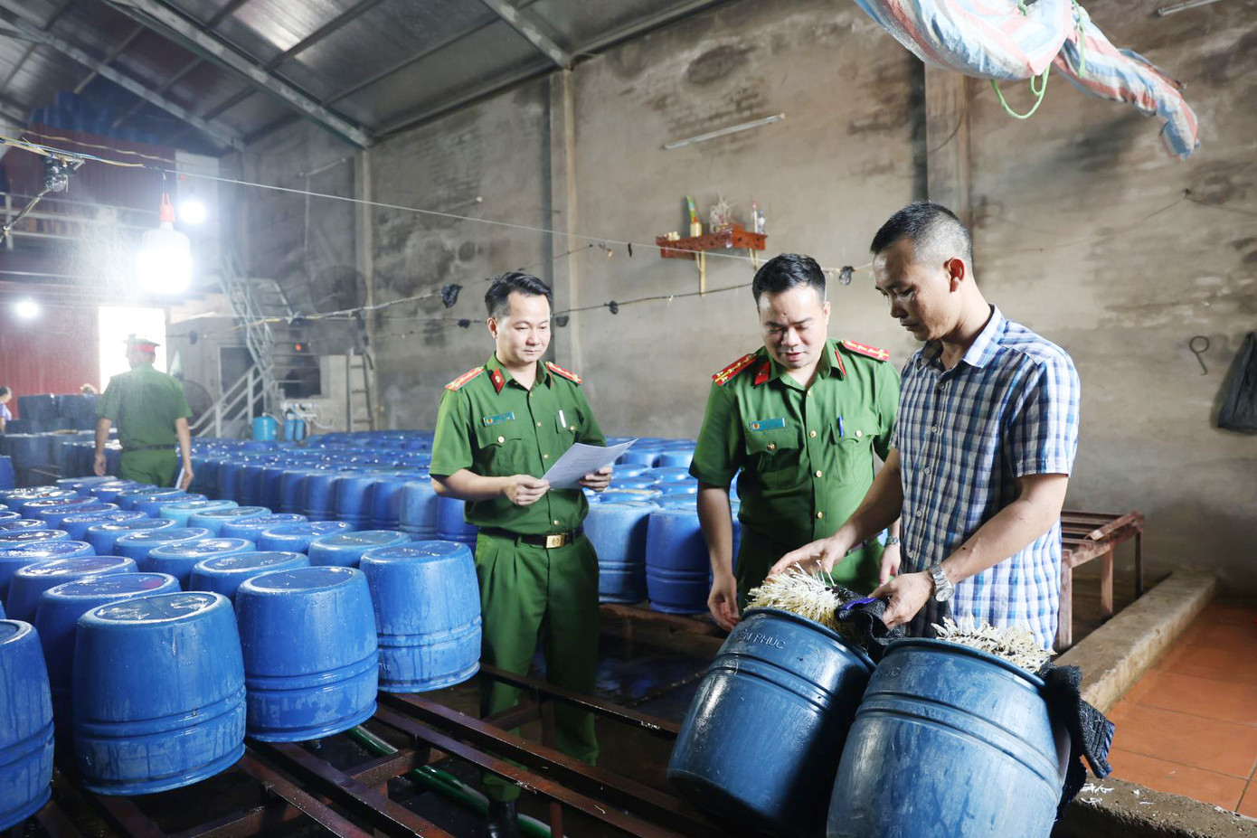 Cơ quan Công an kiểm tra cơ sở sản xuất giá đỗ của Tân. Cơ quan Công an kiểm tra cơ sở sản xuất giá đỗ của Tân.