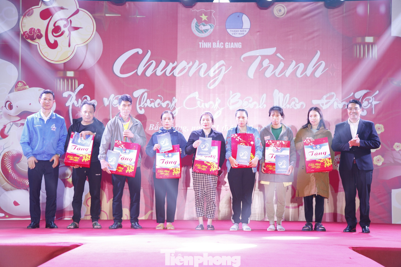 Tại chương trình, ban tổ chức tặng 560 suất cơm, nhiều phần quà cho bệnh nhân. Ảnh: Nguyễn Thắng Tại chương trình, ban tổ chức tặng 560 suất cơm, nhiều phần quà cho bệnh nhân. Ảnh: Nguyễn Thắng