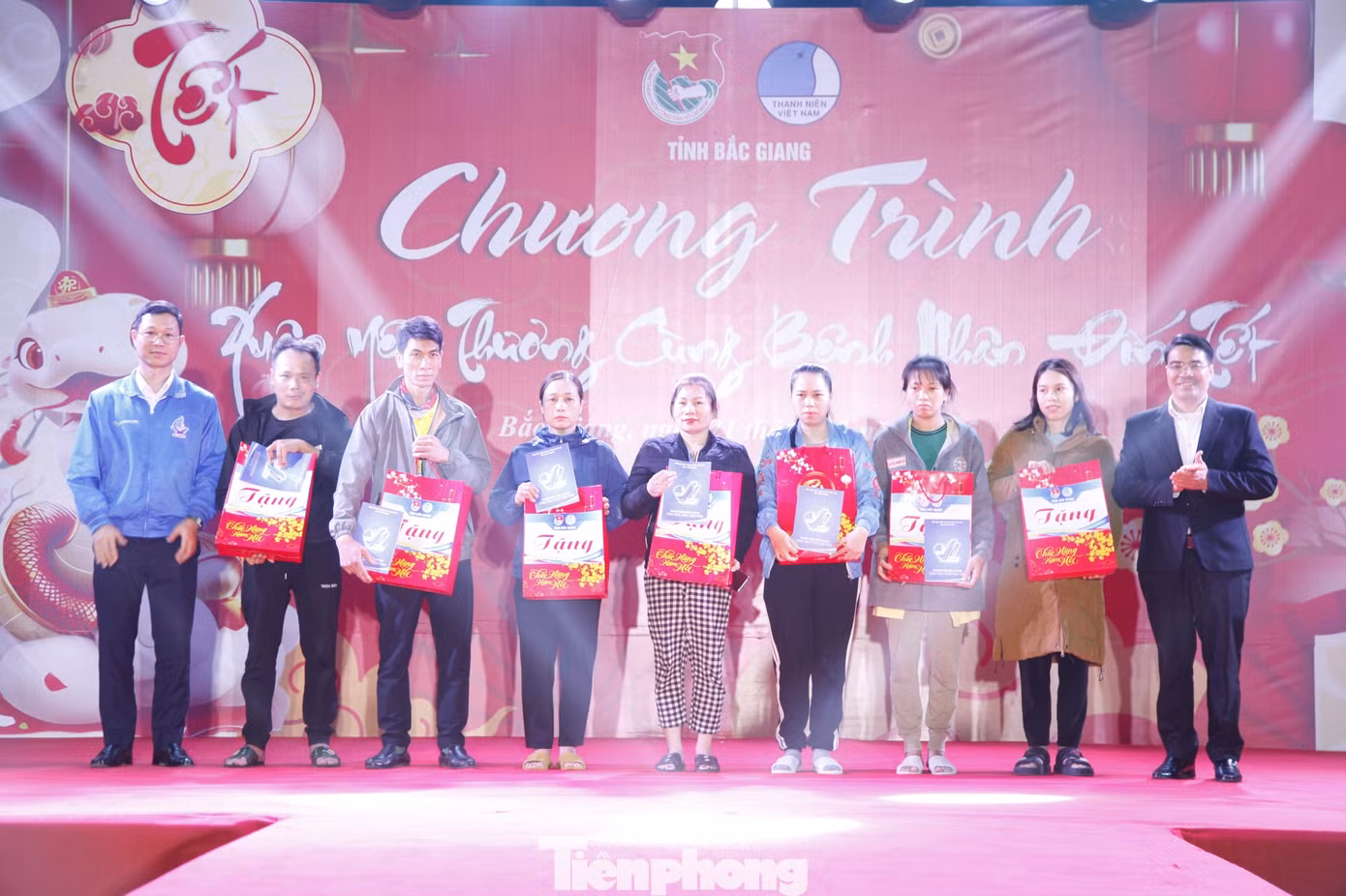 Tại chương trình, ban tổ chức tặng 560 suất cơm, nhiều phần quà cho bệnh nhân. Ảnh: Nguyễn Thắng