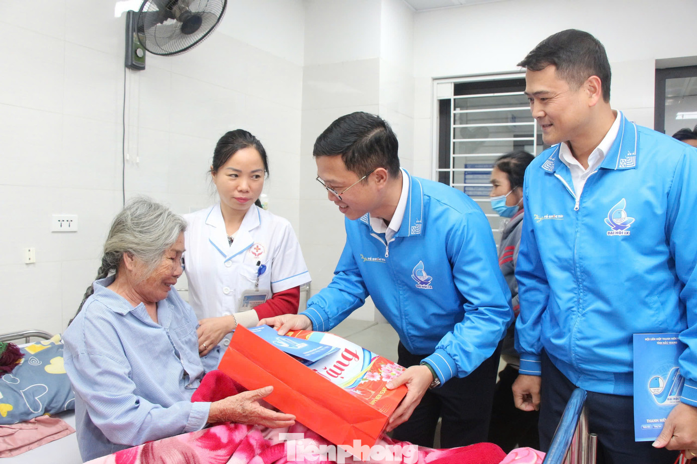 Lãnh đạo Tỉnh Đoàn và Hội LHTN tỉnh Bắc Giang tặng quà bệnh nhân. Anh Hoàng Văn Quân - Phó Chủ tịch thường trực Hội LHTN tỉnh Bắc Giang cho biết, chương trình xuân yêu thương cùng bệnh nhân đón Tết với mong muốn chia sẻ khó khăn, động viên và mang lại niềm vui đến người bệnh. Lãnh đạo Tỉnh Đoàn và Hội LHTN tỉnh Bắc Giang tặng quà bệnh nhân. Anh Hoàng Văn Quân - Phó Chủ tịch thường trực Hội LHTN tỉnh Bắc Giang cho biết, chương trình xuân yêu thương cùng bệnh nhân đón Tết với mong muốn chia sẻ khó khăn, động viên và mang lại niềm vui đến người bệnh.