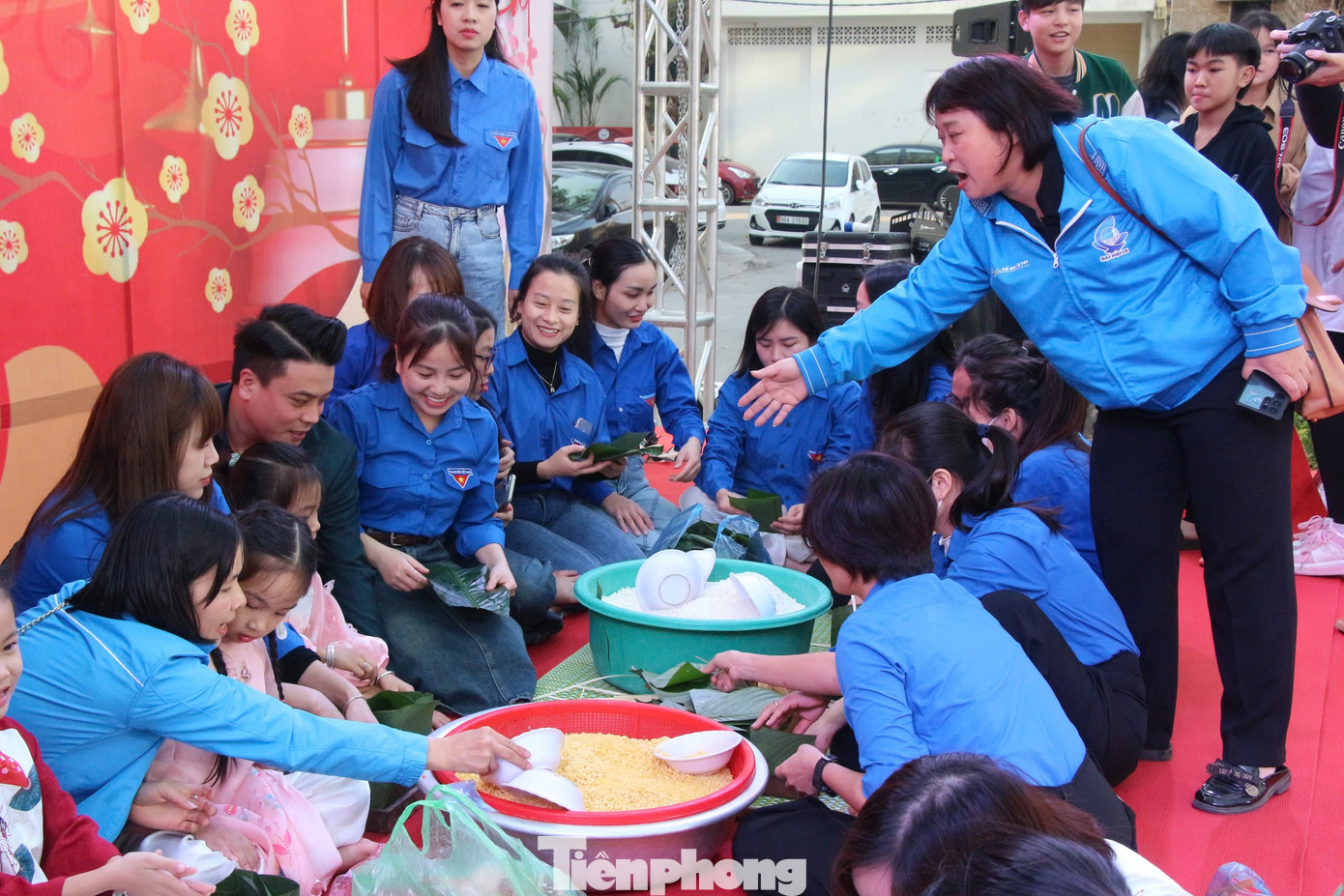 Đoàn viên, thanh niên gói, luộc và trao bánh chưng tặng bệnh nhân. Đoàn viên, thanh niên gói, luộc và trao bánh chưng tặng bệnh nhân.