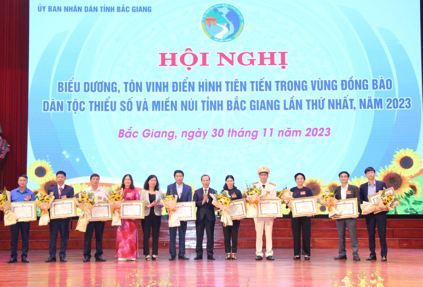 Bắc Giang tôn vinh điển hình tiên tiến đồng bào dân tộc thiểu số.