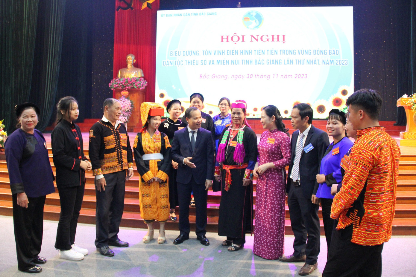 Lãnh đạo Uỷ ban Dân tộc và tỉnh Bắc Giang trao đổi với các điển hình tiên tiến đồng bào dân tộc thiểu số.