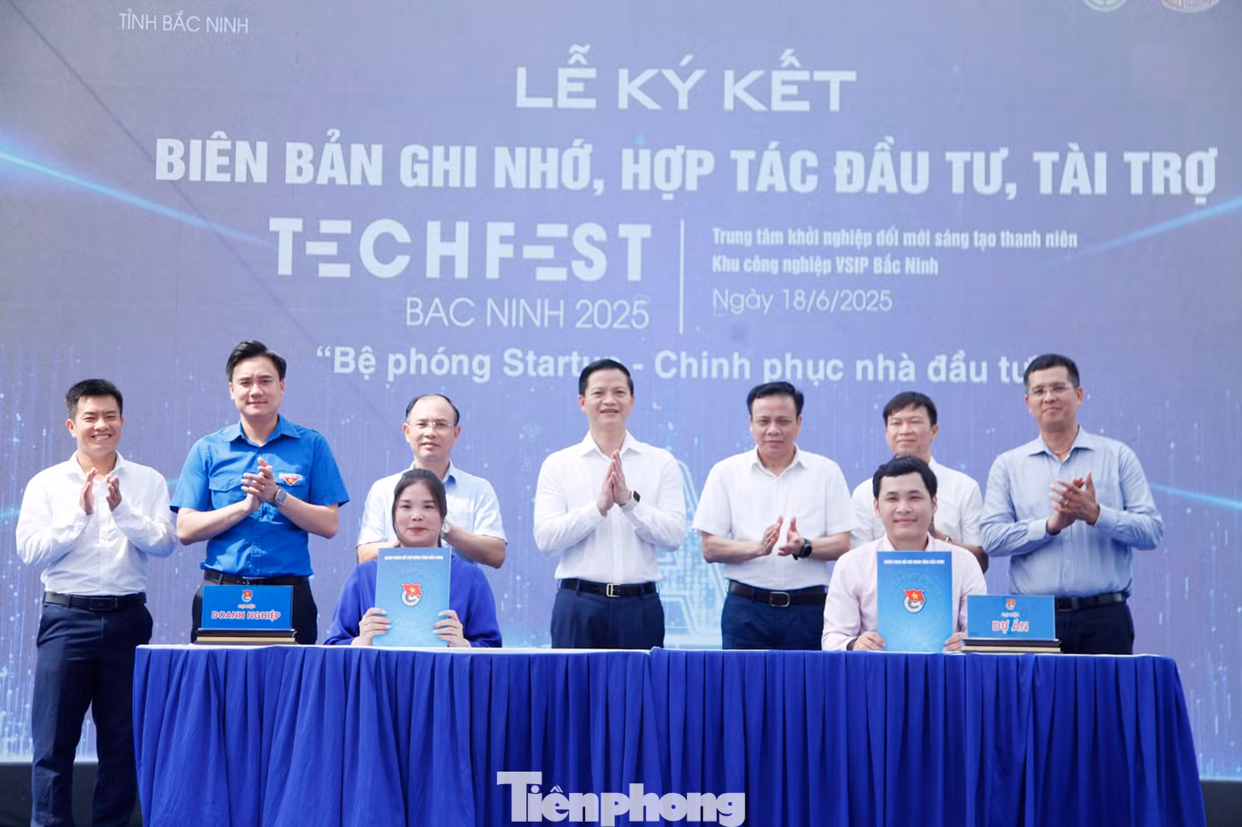 Lãnh đạo UBND và Tỉnh Đoàn Bắc Ninh chứng kiến ký kết biên bản ghi nhớ hỗ trợ dự án khởi nghiệp sáng tạo tại chương trình. Ảnh: Nguyễn Thắng