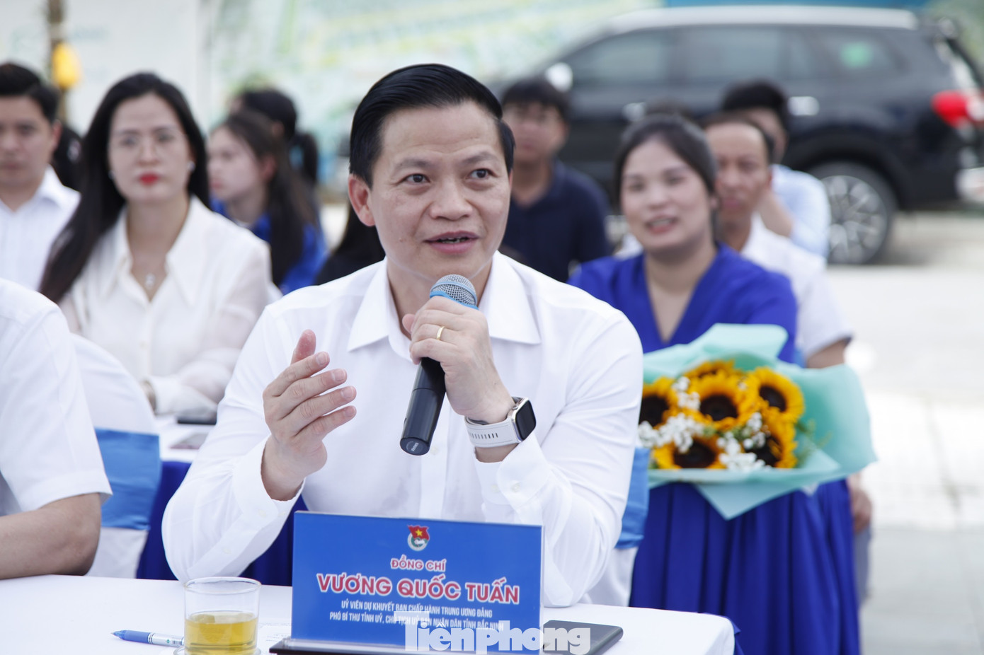 Chủ tịch UBND tỉnh Bắc Ninh đặt câu hỏi cho tác giả dự án khởi nghiệp tại chương trình. Ảnh: Nguyễn Thắng