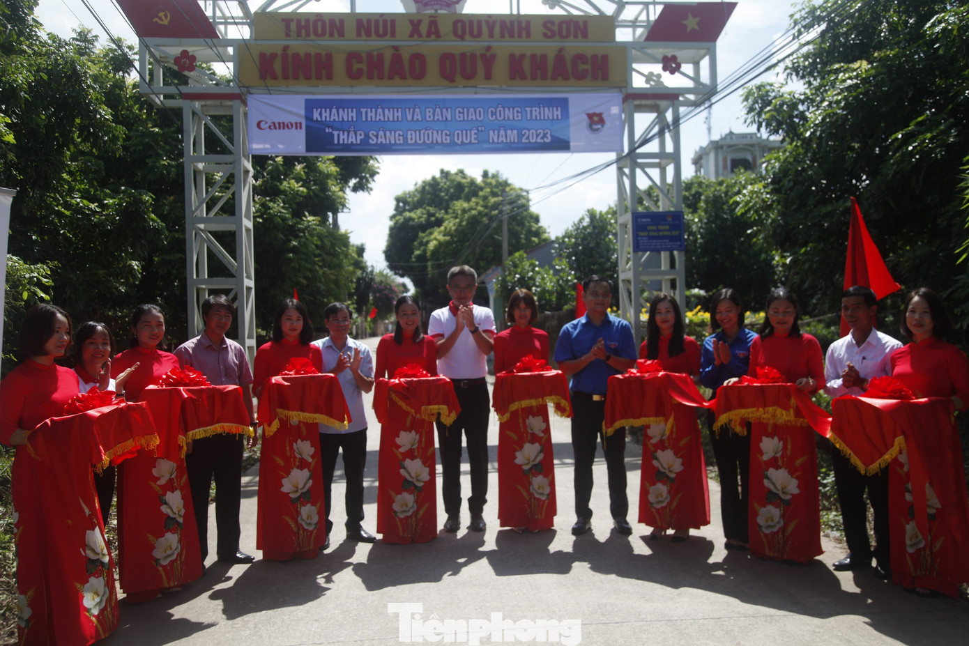 Tỉnh Đoàn Bắc Giang và đơn vị tài trợ khánh thành công trình &quot;Thắp sáng đường quê&quot;. Ảnh: Nguyễn Thắng