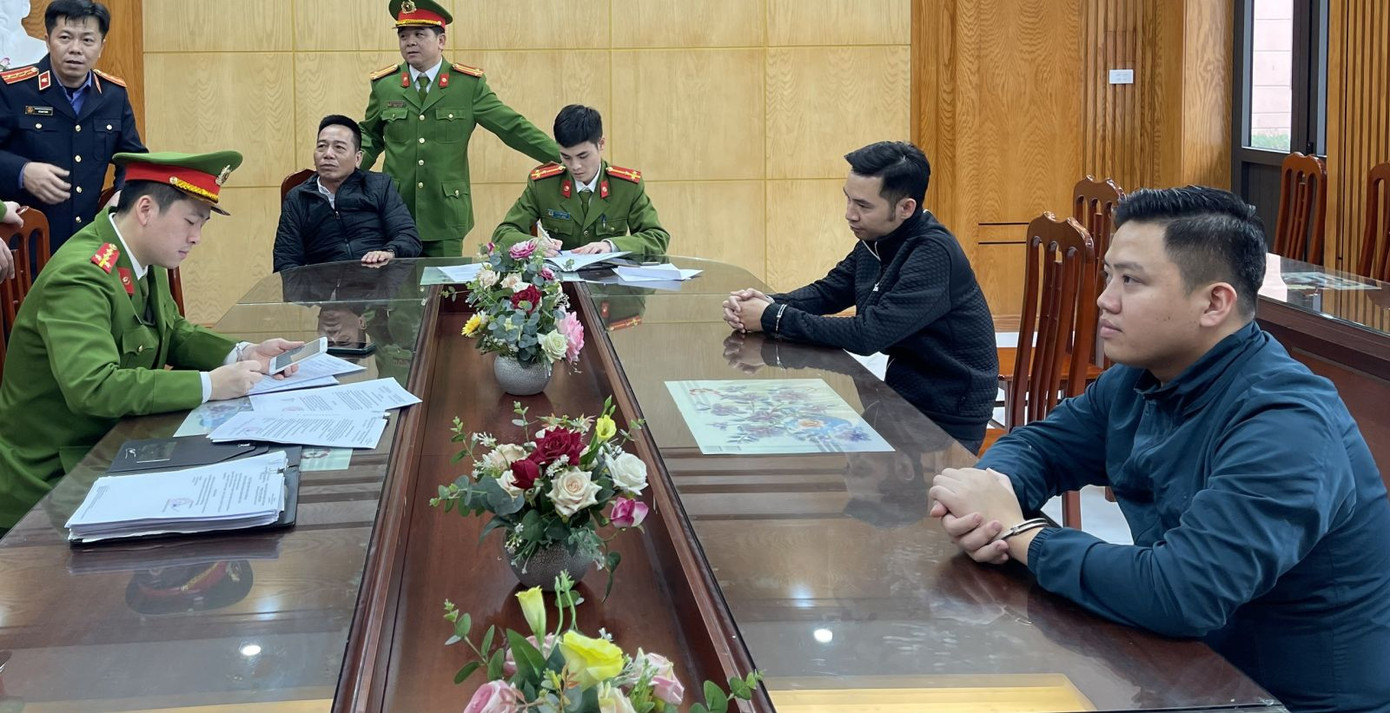 Thiêm và Kiên tại Cơ quan Công an. Thiêm và Kiên tại Cơ quan Công an.