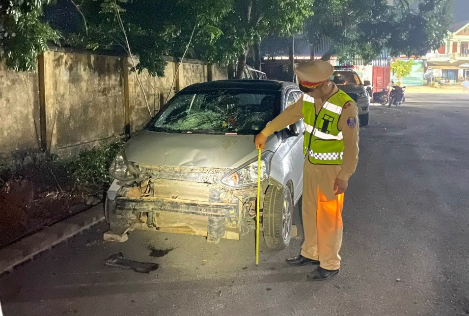 Xe ô tô gây tai nạn. Xe ô tô gây tai nạn.