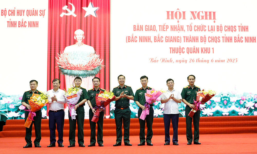 Lãnh đạo Quân khu 1 và tỉnh Bắc Giang, Bắc Ninh tặng hoa chúc mừng Bộ Chỉ huy quân sự tỉnh Bắc Ninh (mới).