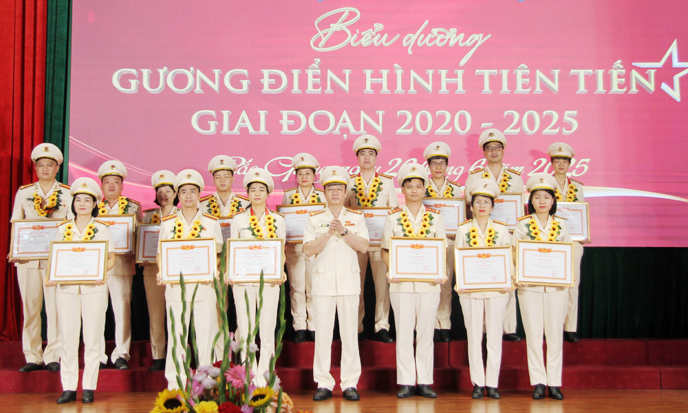 Công an Bắc Giang tuyên dương 80 điển hình tiên tiến.