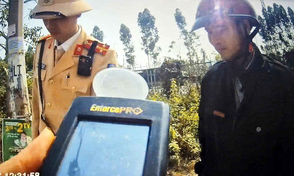 Công an kiểm tra nồng độ cồn anh T. Công an kiểm tra nồng độ cồn anh T.