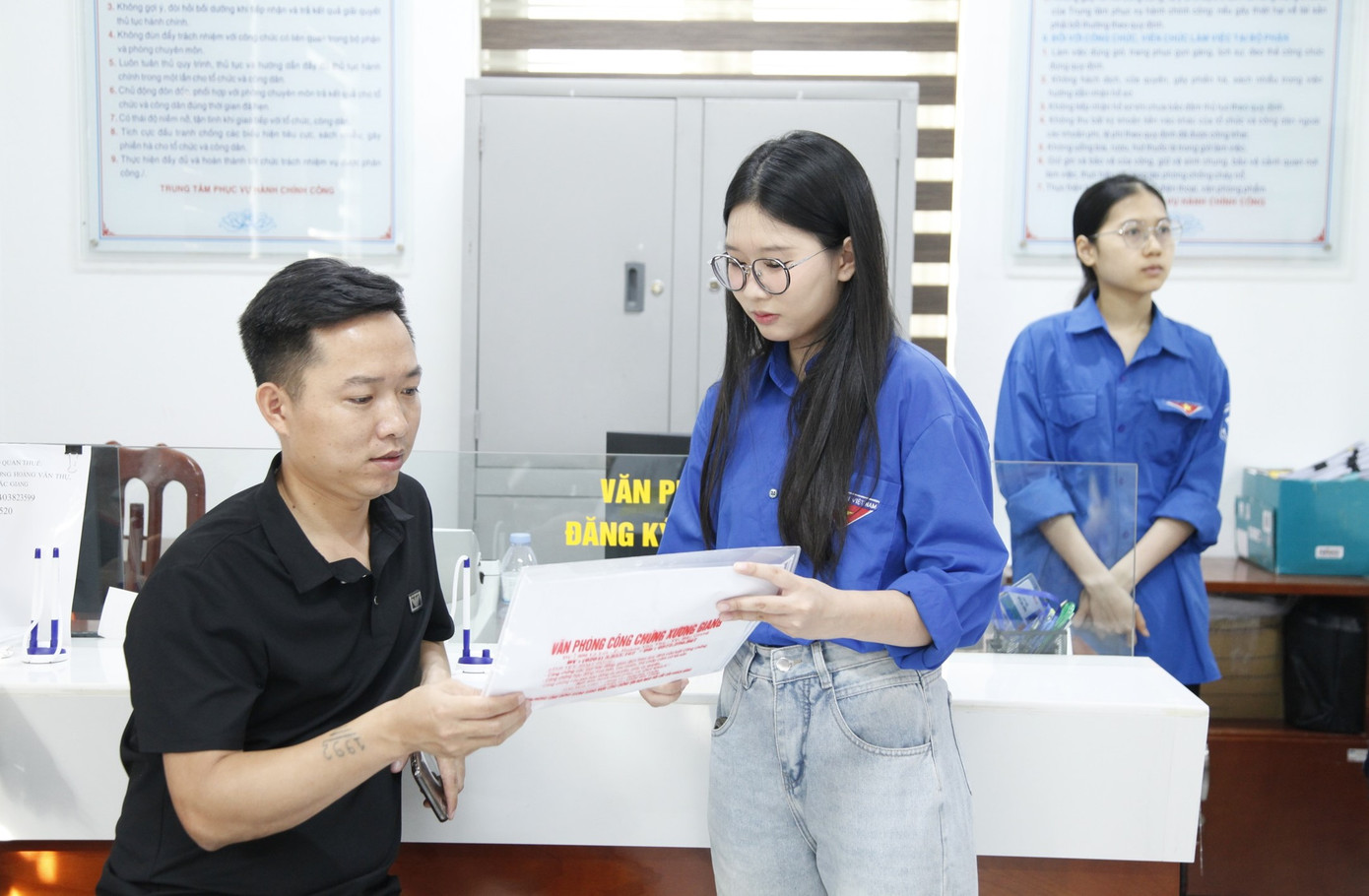 Đoàn viên tỉnh Bắc Ninh hỗ trợ người dân làm thủ tục hành chính. Ảnh: Nguyễn Thắng