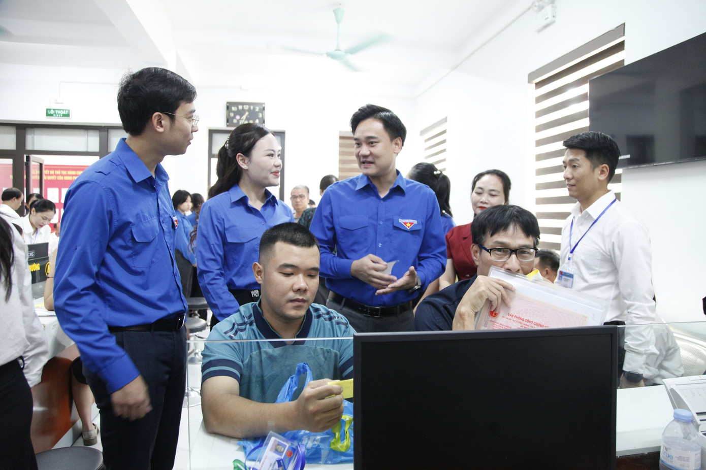 Bí thư Tỉnh Đoàn Bắc Ninh Trần Văn Đăng (giữa) động viên đội hình tình nguyện hỗ trợ người dân làm thủ tục hành chính ở phường Bắc Giang. Ảnh: Nguyễn Thắng