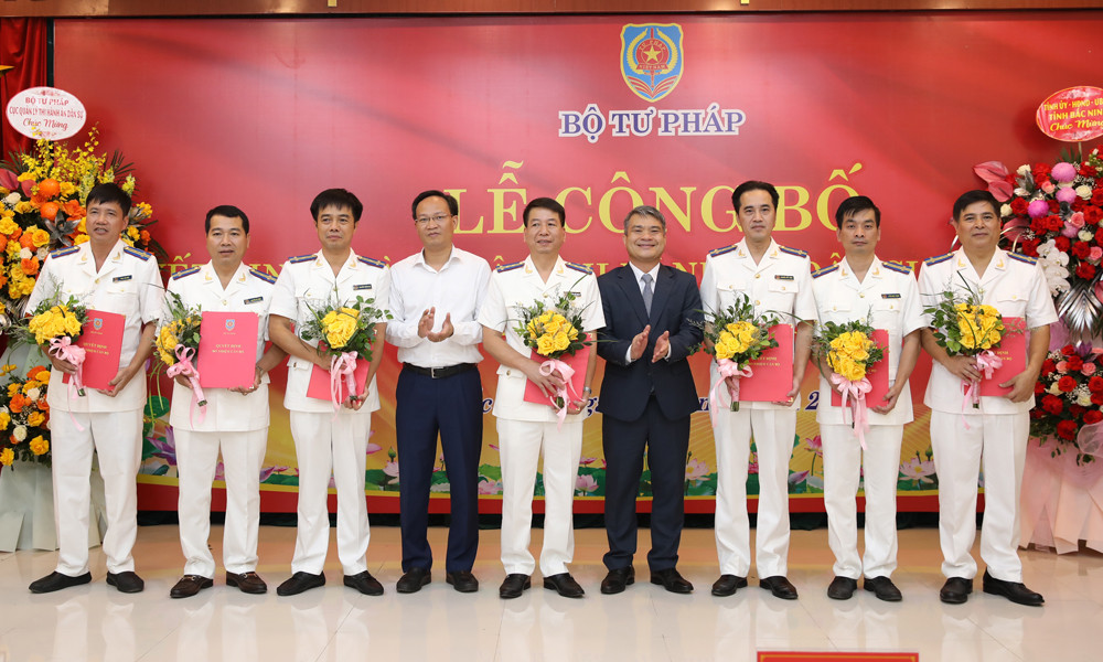 Lãnh đạo Bộ Tư pháp và UBND tỉnh Bắc Ninh chúc mừng các cán bộ Thi hành án dân sự tỉnh Bắc Ninh mới được bổ nhiệm.