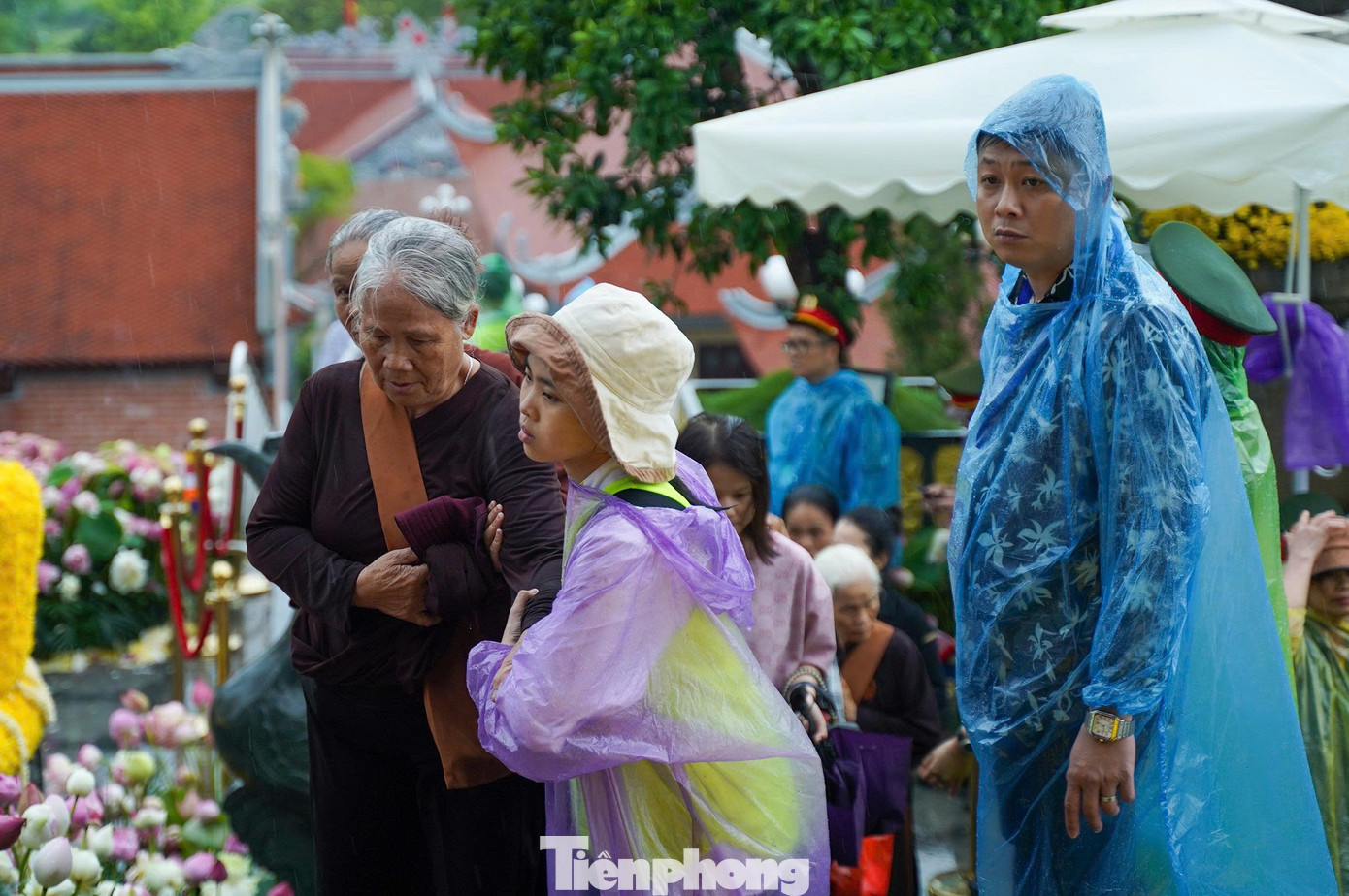 Người dân đội mưa đến chùa Phúc Sơn để chiêm bái xá lợi Phật.