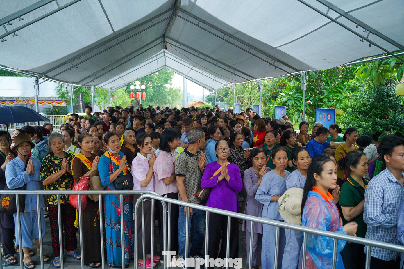 Dù trời đổ mưa, nhưng dòng người vẫn tấp nập đổ về chùa Phúc Sơn.