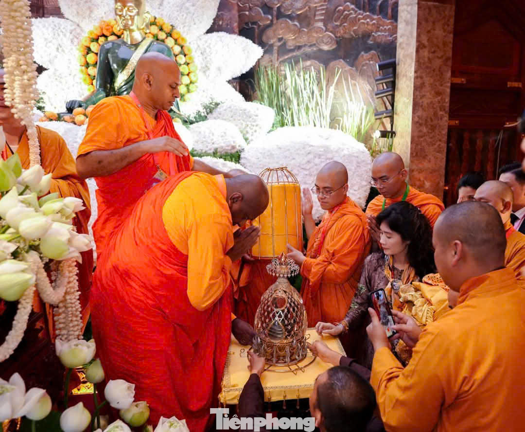 Khai mở xá lợi Phật tại chùa Phúc Sơn.