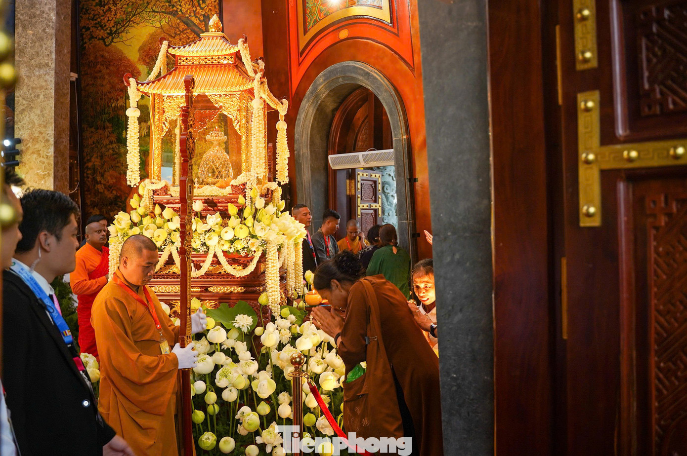 Người dân đến chiêm bái xá lợi Phật tại chùa Phúc Sơn.