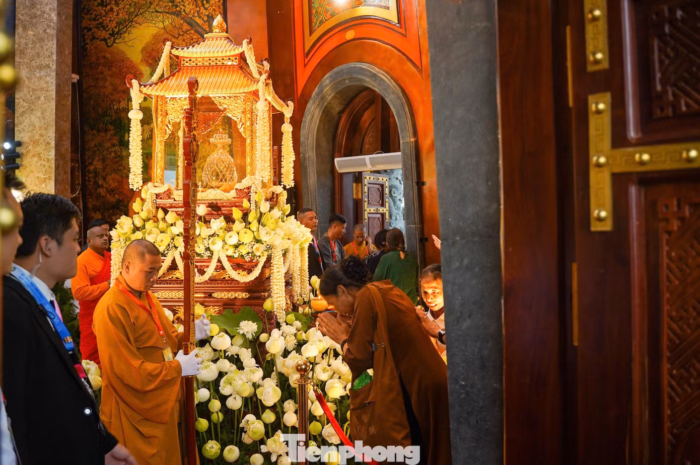 Người dân đến chiêm bái xá lợi Phật tại chùa Phúc Sơn.