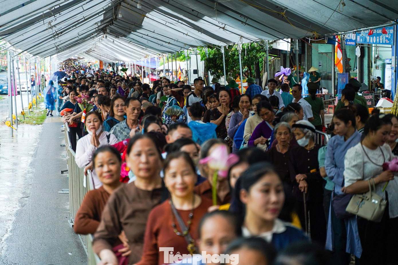 Hàng nghìn người đổ về chùa Phúc Sơn để chiêm bái xá lợi Phật.