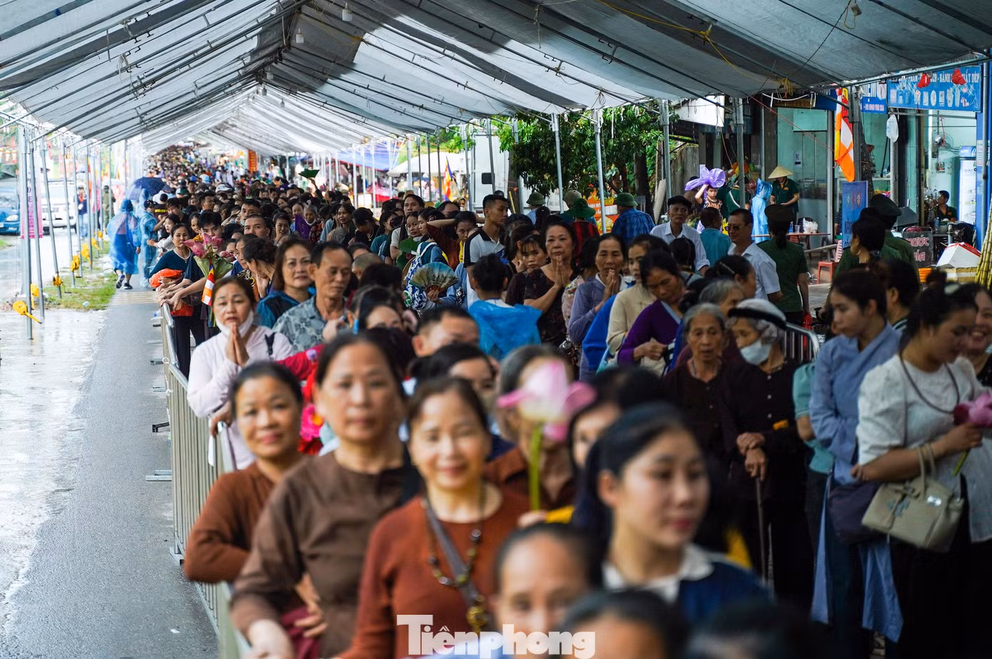 Hàng nghìn người đổ về chùa Phúc Sơn để chiêm bái xá lợi Phật.