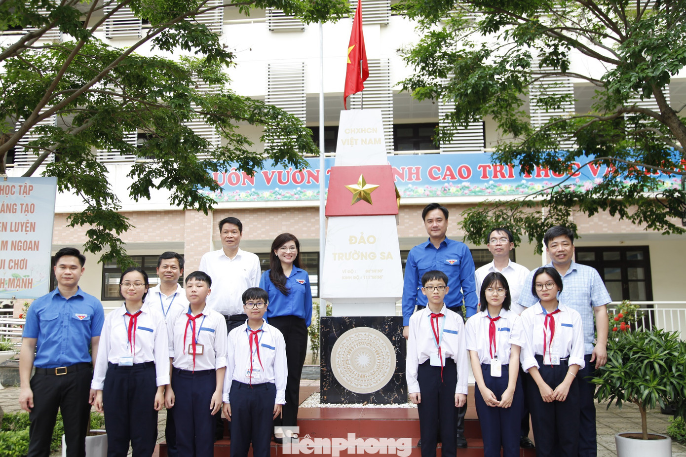 Tại chương trình, Tỉnh Đoàn Bắc Ninh khánh thành công trình thanh niên &quot;Cột mốc chủ quyền biển đảo&quot; tại trường THCS Lê Văn Thịnh (huyện Gia Bình). Ảnh: Nguyễn Thắng