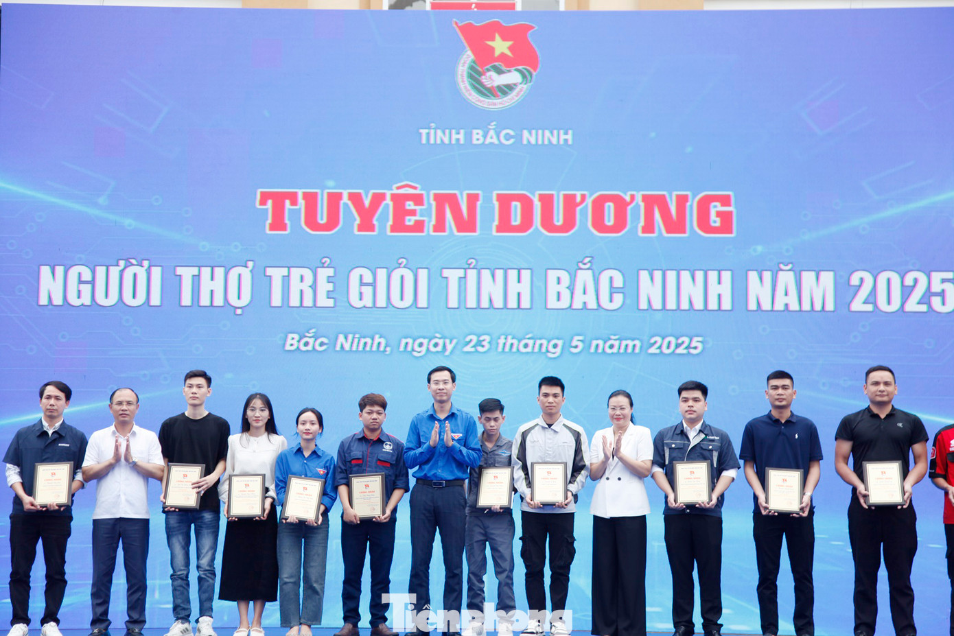 Ban tổ chức tuyên dương người thợ trẻ giỏi tỉnh Bắc Ninh năm 2025. Ảnh: Nguyễn Thắng