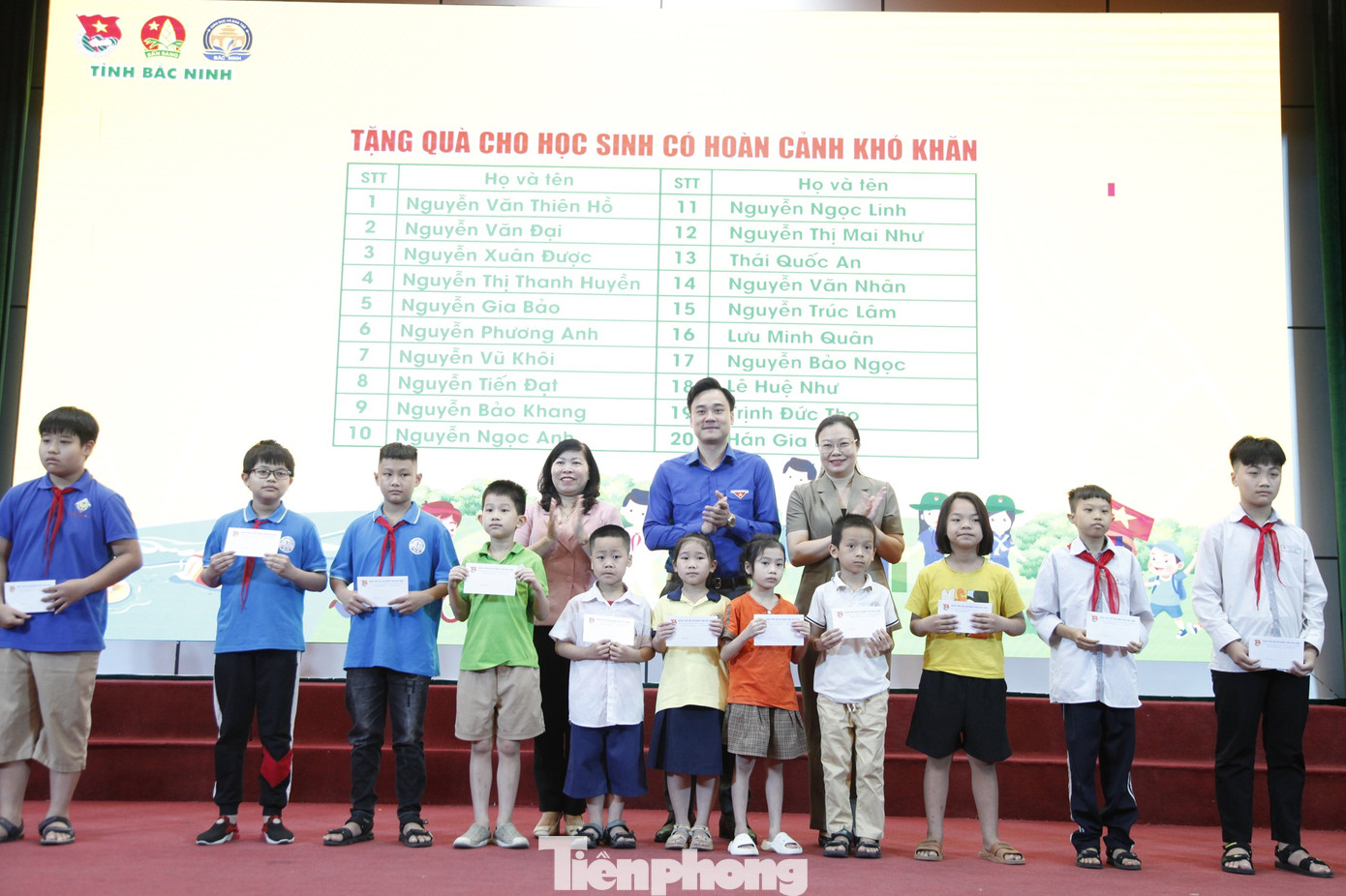 Ban tổ chức trao quà tặng các em học sinh khó khăn. Ảnh: Nguyễn Thắng Ban tổ chức trao quà tặng các em học sinh khó khăn. Ảnh: Nguyễn Thắng