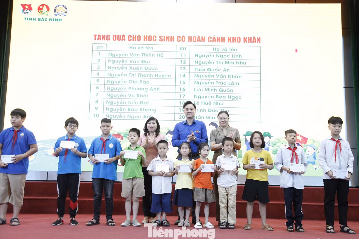 Ban tổ chức trao quà tặng các em học sinh khó khăn. Ảnh: Nguyễn Thắng